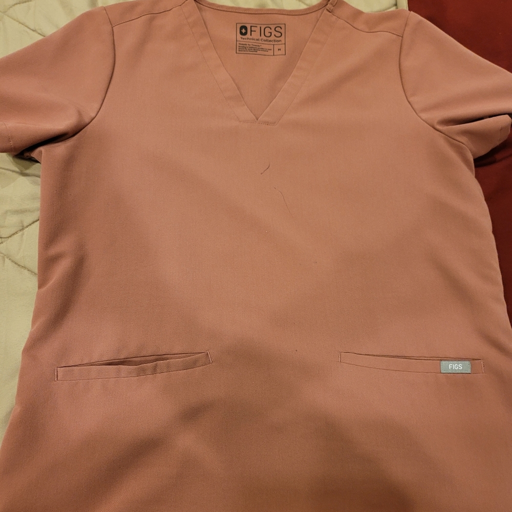 Figs Mauve scrub top